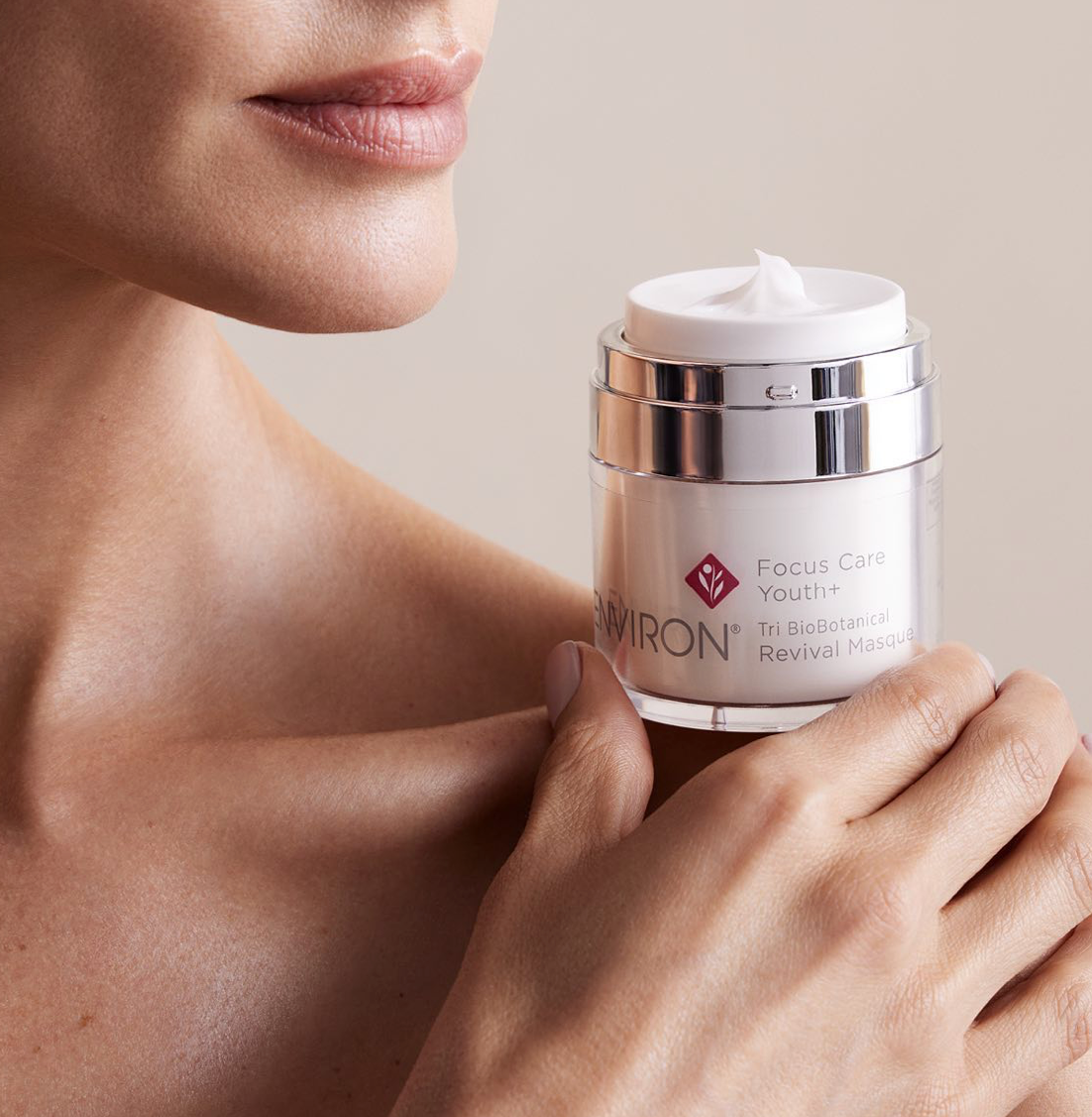 TRI BIOBOTANICAL REVIVAL MASQUE - Kirkkautta, napakkuutta ja nuorekkuutta. Kiinteyttävä naamio