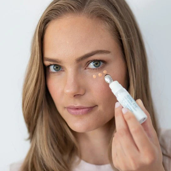 COLORESCIENCE TOTAL EYE® 3-IN-1 RENEVAL THERAPY SPF 35 - Mineraalimeikki aurinkosuojalla. Fysikaalinen aurinkosuoja. Tummat silmänaluset. Colorescience®  Sunforgettable® total protection™ face shield SPF 50 · Sunforgettable® total protection™ brush-on shield